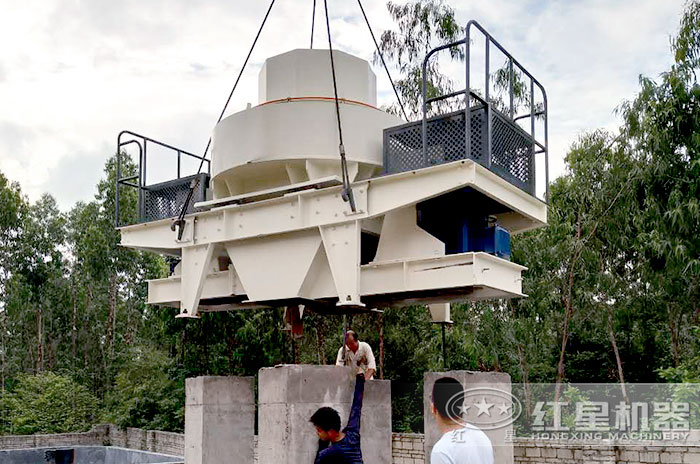 時產(chǎn)100噸石打石制沙機安裝現(xiàn)場