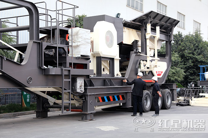 客戶到廠參觀，專業(yè)技術(shù)人員現(xiàn)場介紹設(shè)備