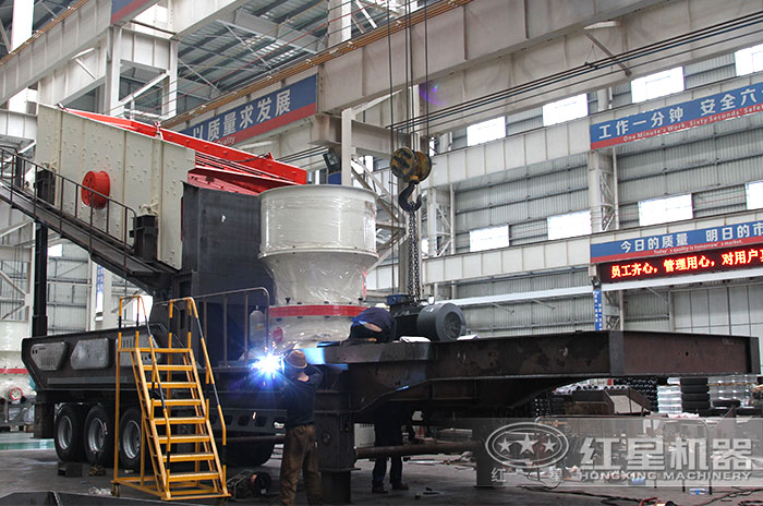 紅星技術(shù)工程師為用戶定制移動式碎石機（配置圓錐破）