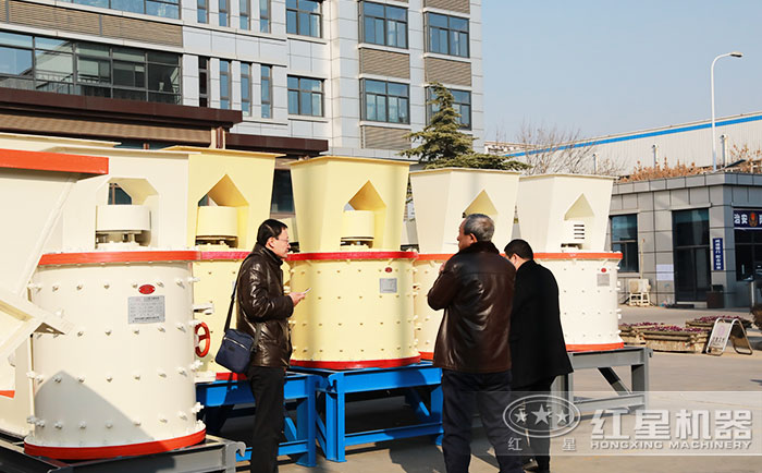 客戶到紅星機器廠區(qū)參觀小型復(fù)合式破碎機 客戶到紅星機器廠區(qū)參觀小型復(fù)合式破碎機