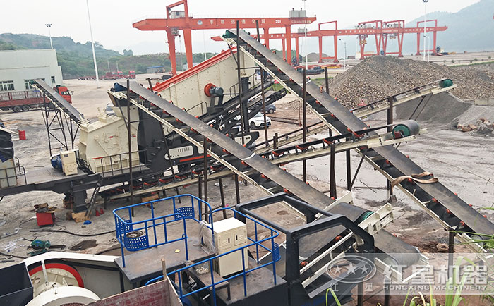 兩臺移動破碎機(jī)聯(lián)合作業(yè)生產(chǎn)沙子