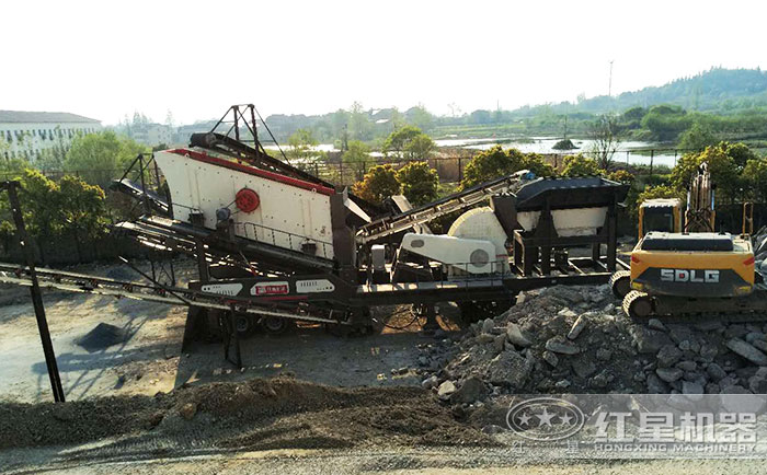 單臺移動錘式破碎機刻石子加工現(xiàn)場 單臺移動錘式破碎機刻石子加工現(xiàn)場