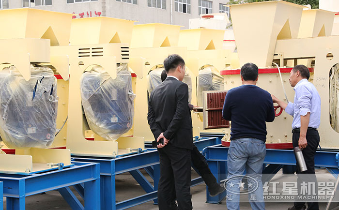 客戶(hù)到廠參觀復(fù)合式破碎機(jī)設(shè)備 客戶(hù)到廠參觀復(fù)合式破碎機(jī)設(shè)備