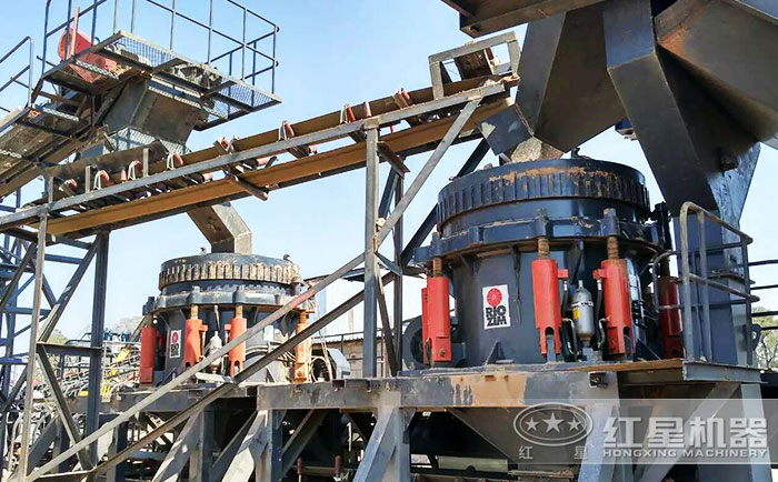 圓錐破碎石頭機(jī)大型石料加工現(xiàn)場(chǎng) 圓錐破碎石頭機(jī)大型石料加工現(xiàn)場(chǎng)