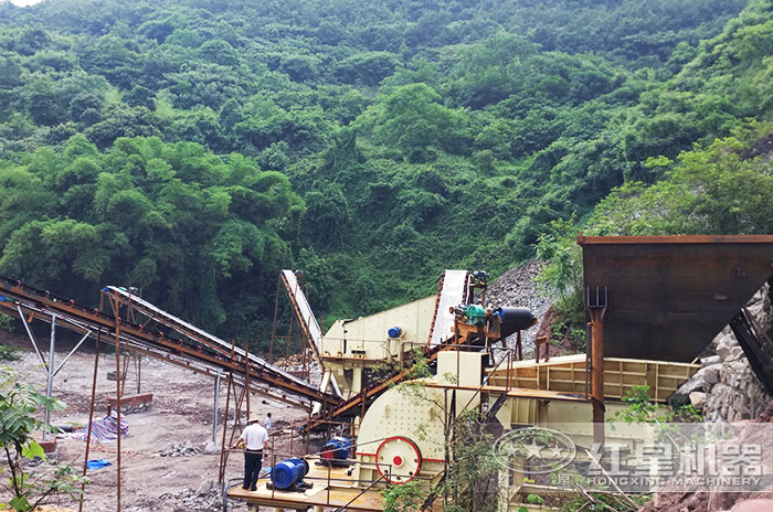 PCZ重錘式破碎設(shè)備加工現(xiàn)場 PCZ重錘式破碎設(shè)備加工現(xiàn)場