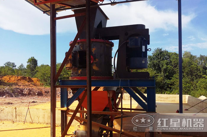 復(fù)合式破碎機(jī)現(xiàn)場(chǎng)作業(yè)