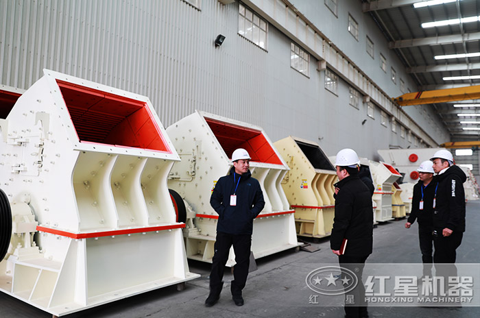 客戶(hù)到紅星機(jī)器廠區(qū)參觀考察錘式制砂機(jī)設(shè)備