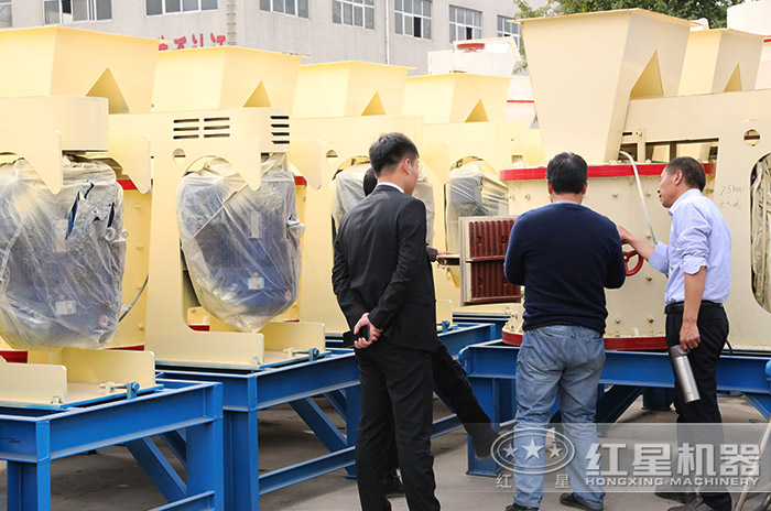 客戶到紅星機器廠區(qū)參觀復合式打沙機 客戶到紅星機器廠區(qū)參觀復合式打沙機