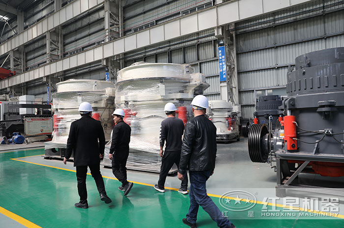 客戶到紅星機器廠區(qū)參觀復(fù)合式圓錐破碎機