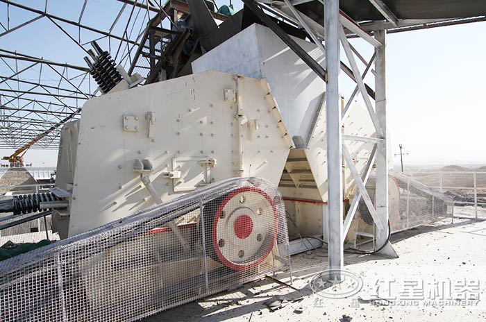 反擊式破碎機(jī)作業(yè)現(xiàn)場(chǎng) 反擊式破碎機(jī)作業(yè)現(xiàn)場(chǎng)