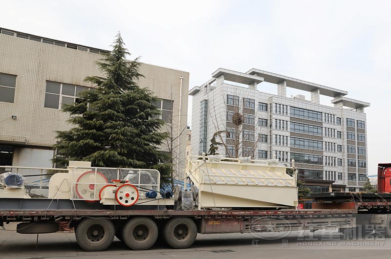 對(duì)輥式制砂機(jī)廠區(qū)發(fā)貨