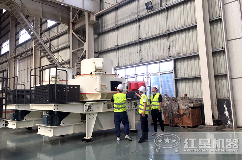 石灰石制砂設(shè)備生產(chǎn)車間，用戶參觀實(shí)拍