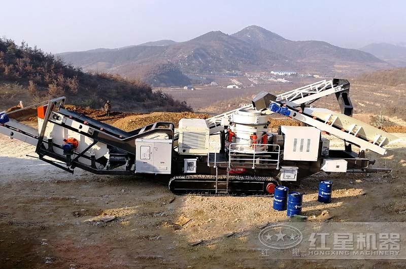 履帶式移動(dòng)破碎制砂生產(chǎn)現(xiàn)場(chǎng)