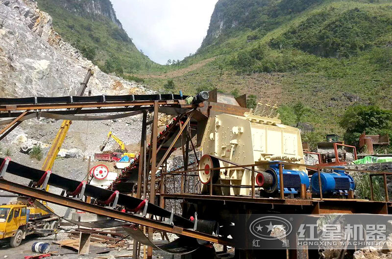 紅星用戶購買的反擊式碎石機(jī)—生產(chǎn)現(xiàn)場