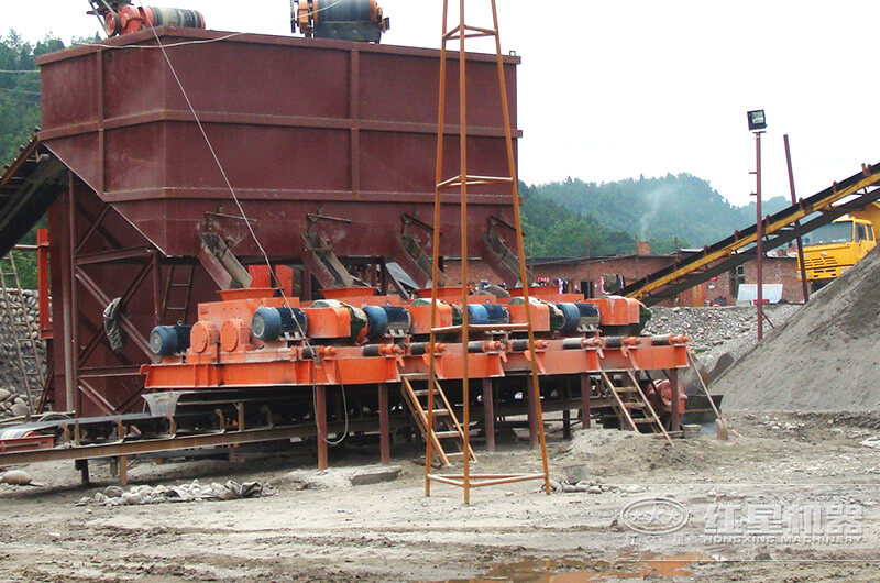 對(duì)輥式破碎機(jī)生產(chǎn)現(xiàn)場(chǎng) 對(duì)輥式破碎機(jī)生產(chǎn)現(xiàn)場(chǎng)