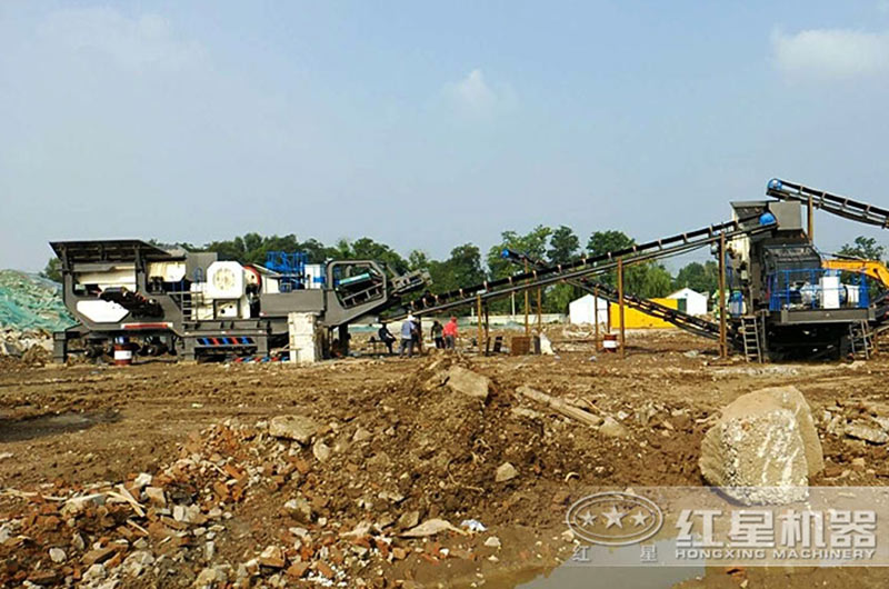 移動(dòng)式建筑垃圾破碎現(xiàn)場