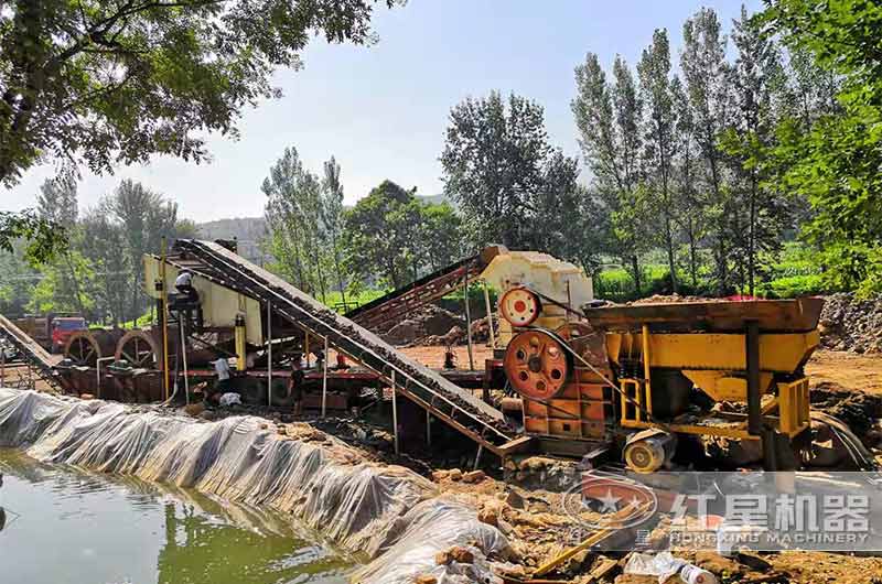 細(xì)碎機(jī)制砂現(xiàn)場(chǎng) 細(xì)碎機(jī)制砂現(xiàn)場(chǎng)