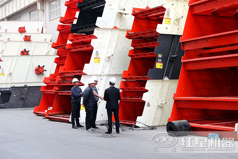用戶(hù)參觀紅星篩分機(jī)設(shè)備現(xiàn)場(chǎng)