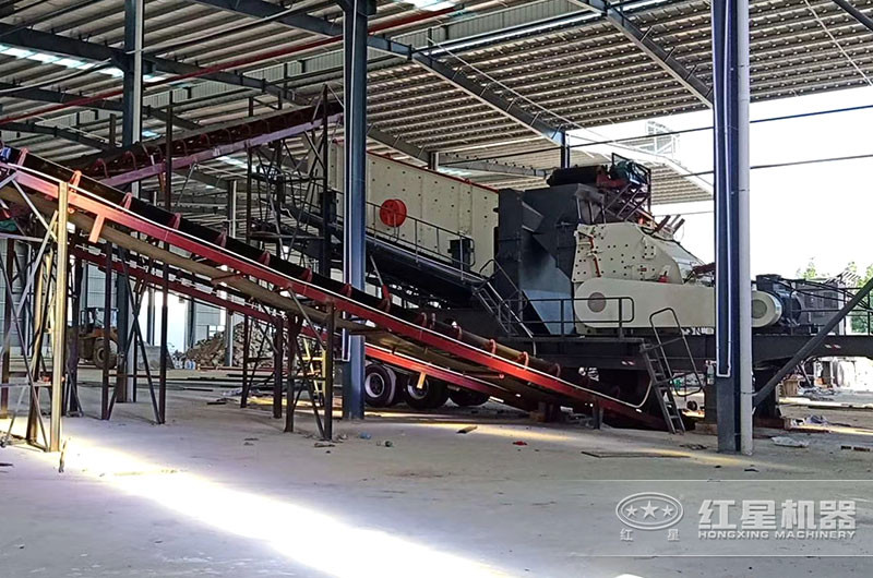 移動式石頭破碎設(shè)備現(xiàn)場 移動式石頭破碎設(shè)備現(xiàn)場