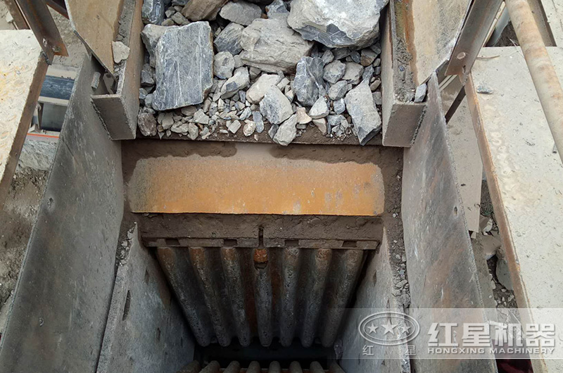 大型液壓巖石破碎機(jī)設(shè)備進(jìn)料口 大型液壓巖石破碎機(jī)設(shè)備進(jìn)料口