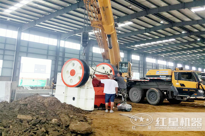 大型顎式碎石機(jī)安裝現(xiàn)場