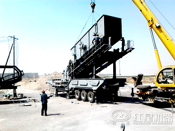 輪胎式移動碎石機生產(chǎn)現(xiàn)場