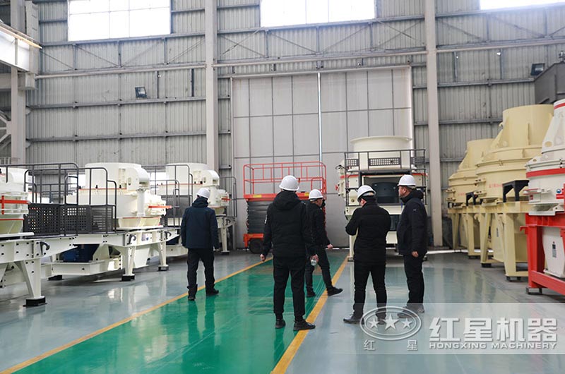 紅星廠家客戶參觀制砂機(jī)械設(shè)備生產(chǎn)車(chē)間 紅星廠家客戶參觀制砂機(jī)械設(shè)備生產(chǎn)車(chē)間