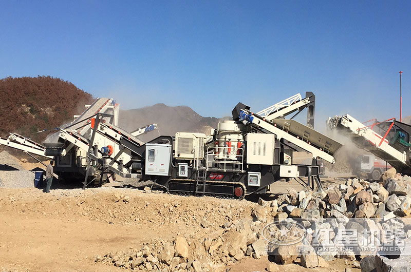 油電兩用的移動花崗巖破碎機作業(yè)現場 油電兩用的移動花崗巖破碎機作業(yè)現場