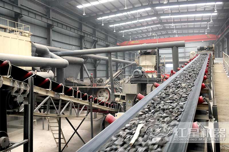 打花崗巖的機(jī)器作業(yè)現(xiàn)場(chǎng) 打花崗巖的機(jī)器作業(yè)現(xiàn)場(chǎng)