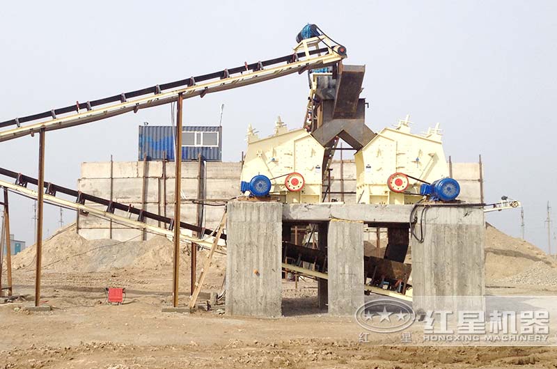 1210反擊式破碎機作業(yè)現(xiàn)場 1210反擊式破碎機作業(yè)現(xiàn)場